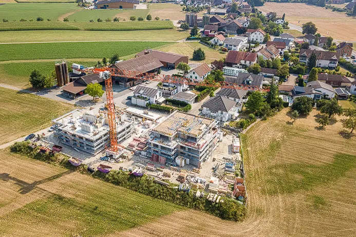 Chantier en gros oeuvre avec grue, vue aérienne