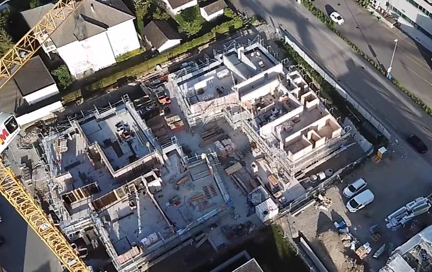 Fondations et radier d'un chantier en gros oeuvre, vue zénithale